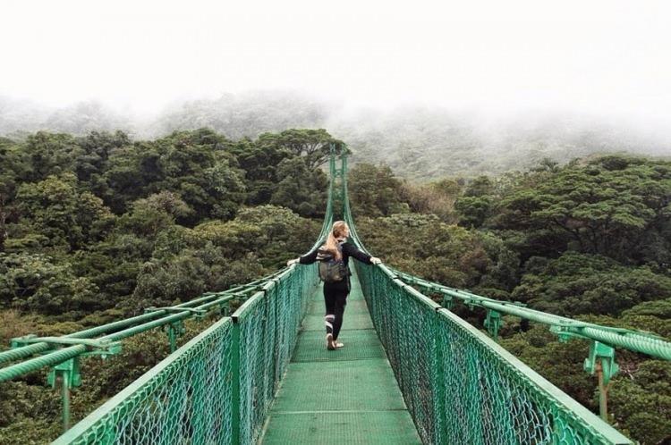 <p><span data-darkreader-inline-color="" style="--darkreader-inline-color:#df5858; color:rgb(178, 34, 34)"><strong>KOSTA RİKA</strong></span></p>

<p>Resmi (Diplomatik, Hizmet ve Hususi) ve Umuma Mahsus Pasaport hamili T&uuml;rk vatandaşları Kosta Rika'ya yapacakları turistik ama&ccedil;lı seyahatlerinde ve transit ge&ccedil;işlerinde 180 g&uuml;n i&ccedil;inde 30 g&uuml;n s&uuml;reyle vizeden muaftır (30 g&uuml;nl&uuml;k vize muafiyeti, Kosta Rika'ya varışın ardından zamanında başvurulması halinde toplam 90 g&uuml;ne kadar uzatılabilmektedir).</p>
