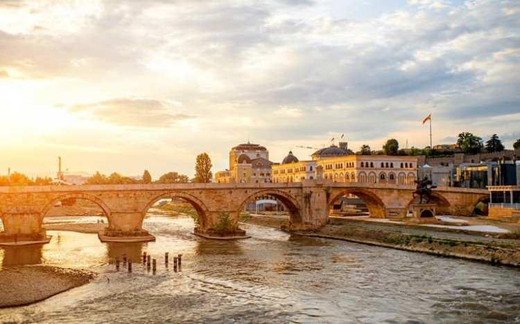 <p><span data-darkreader-inline-color="" style="--darkreader-inline-color:#df5858; color:rgb(178, 34, 34)"><strong>KUZEY MAKEDONYA</strong></span></p>

<p>Umuma Mahsus Pasaport hamili T&uuml;rk vatandaşları 90 g&uuml;ne kadar ikamet s&uuml;reli seyahatlerinde vizeden muaftır.</p>
