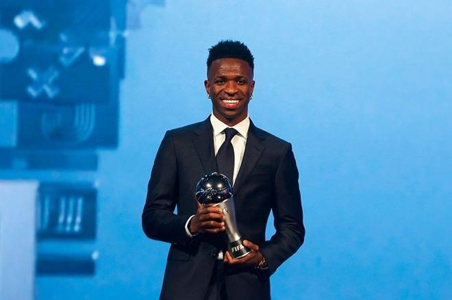 <p>Vinicius'un 300 milyon euro bonservisle transfer edilmesi durumunda Suudi Arabistan'da Neymar'ın rekoru üçe katlanacak.</p>