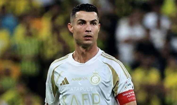 <p>Bir sonraki galeriye göz atın<br />
<br />
<br />
Cristiano Ronaldo imzayı atıyor! Astronomik maaşa hayır diyemedi</p>