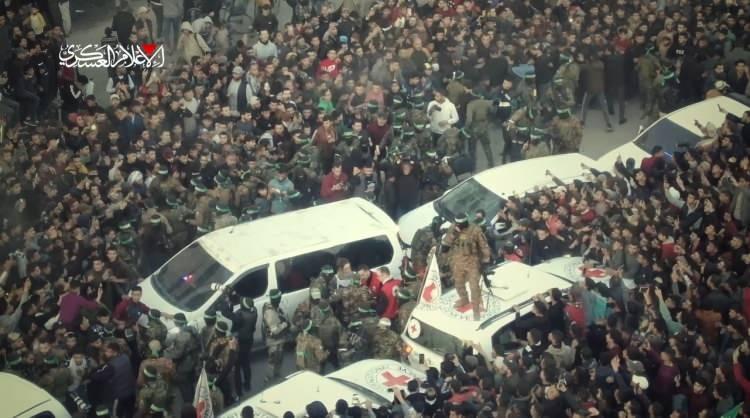 <p><span style="color:#B22222"><strong>HAMAS "GAZZE'NİN KUZEYİNE DÖNÜŞ FİLİSTİN HALKININ ZAFERİ, İSRAİL'İN VE TEHCİR PLANLARININ HEZİMETİ" DEMİŞTİ</strong></span></p>
<p>Hamas, zorla yerinden edilen on binlerce Filistinlinin bu sabah itibarıyla Gazze Şeridi'nin kuzeyine dönmeye başlamasını "Filistin halkının zaferi, İsrail'in ve tehcir planlarının ise hezimeti" olarak niteledi.</p>