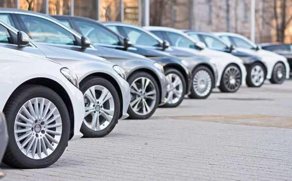 <p>200.000 TL seviyesinden başlayarak 700.000 TL seviyesine kadar yükselen çıta hemen hemen her bütçeye uygun otomatik vites araçlar milyonlarca vatandaşın merakla araştırdığı modeller. </p>