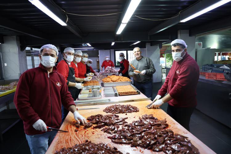 <p>Tavuğun zehirlenmeye çok çabuk yol açtığını belirten Aydın, <strong>"Tavuk, zehirlenmeye en elverişli olan üründür. Ette zehirlenme kolay kolay olmaz. Eğer et çok bayatsa veya ocakta is yaparsa zehirlenme olur. Tavuğun ise hafif beklemede ve sıcakta kalması zehirlenmeye yol açar. Ustalarımıza her gün uyarıda bulunuyorum. Tavuk yerini, et yerini, sebze yıkama yerini ayırıyorum."</strong> dedi.  </p>
