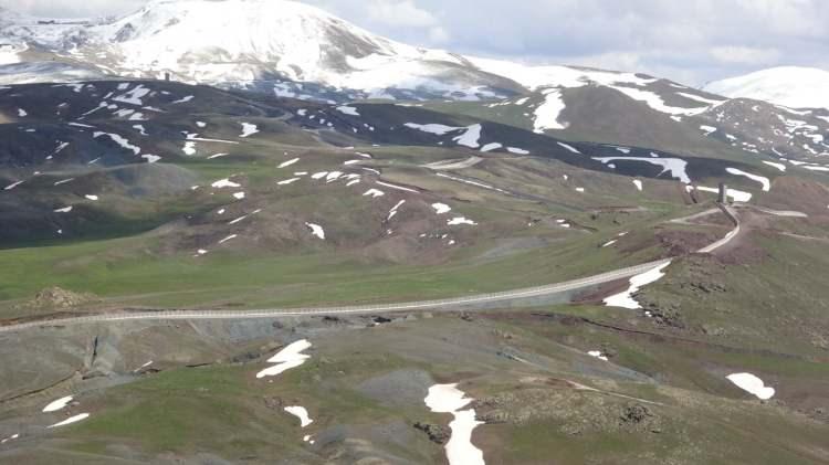 <p>Türkiye-İran sınır güvenliğinin sağlanması, yasa dışı geçişler ile kaçakçılık faaliyetlerinin önlenmesi ve teröristlerin sızmasının engellenmesi için 2021 yılında başlanılan sınır duvarı çalışmaları aralıksız sürüyor.</p>