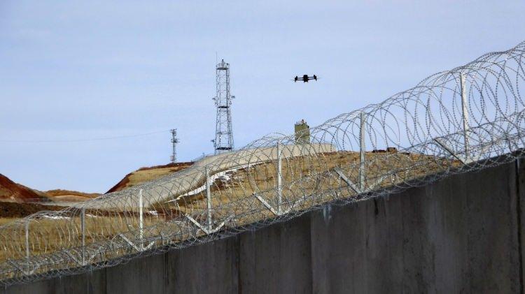 <p>Toplam uzunluğun 302 kilometre olacak duvarın 182 kilometresi tamamlandı.</p>  <p>Duvar ile birlikte yolun da yapıldığı çalışmalarda; öngörülen 40 kilometresinin ise ihalesi yapıldı.</p>