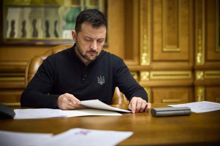 <p>ABD'nin eski başkanı Donald Trump'a seslenen Zelenskiy, "Trump, Putin'e 'Bu böyle yürümez, başka bir ülkeye ait olanı geri vermelisin' diyebilir," şeklinde konuştu.</p>
