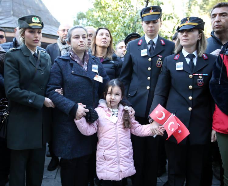 <p><strong>BABASI TEKERLEKLİ SANDALYEDE CENAZEYE KATILDI</strong></p>

<p>Sağlık problemleri nedeniyle cenazeye tekerlekli sandalyeyle katılan baba Savaş Yetişen, cami avlusunda taziyeleri kabul etti. </p>

<p> </p>
