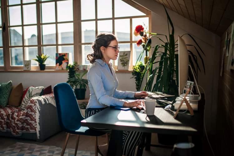 <p><span style="color:#B22222"><strong>60 BİN GEN&Ccedil; BU PROJEDEN YARARLANACAK</strong></span></p>

<p>&nbsp;</p>

<p>&Ccedil;alışmalar kısmi s&uuml;reli olacak, ders programlarıyla &ccedil;akışmayacak ve maksimum 10 ay s&uuml;recek. İlk aşamada 60 bin gen&ccedil; bu projeden faydalanacak, ilerleyen d&ouml;nemlerde sayı artırılacak. Gen&ccedil;lere aylık 15 bin lira &uuml;cret &ouml;denecek ve bu rakam ilerleyen d&ouml;nemde y&uuml;kseltilebilecek.</p>

<p>&nbsp;</p>
