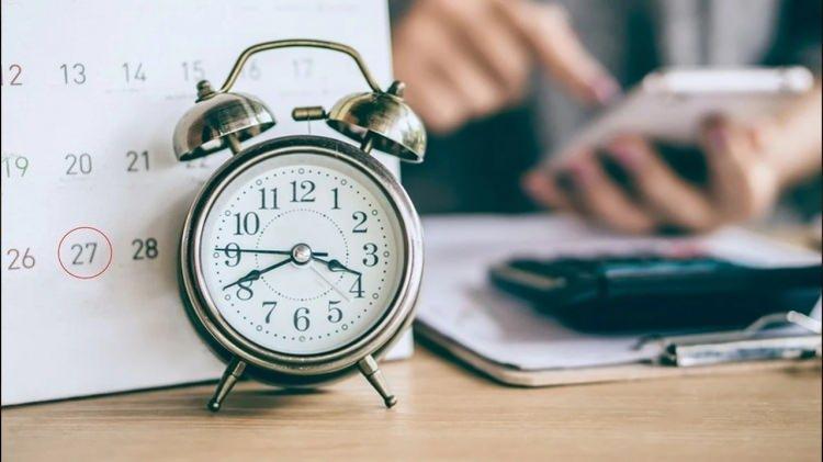 <p><span style="color:#B22222"><strong>KADINLARIN &Ccedil;ALIŞMA SAATİ ESNEK OLACAK</strong></span></p>

<p>Ev kadınları ya da &ccedil;ocuk sahibi olduğu i&ccedil;in işten ayrılmış kadınlara yarı zamanlı evden &ccedil;alışma olanağı sağlanacak. Kadınların &ccedil;alışma saatleri esnek olacak. &Ccedil;ocuklarına bakarken ya da diğer işlerini yaparken aynı zamanda evinde &ccedil;alışma olanağı da bulacak.</p>
