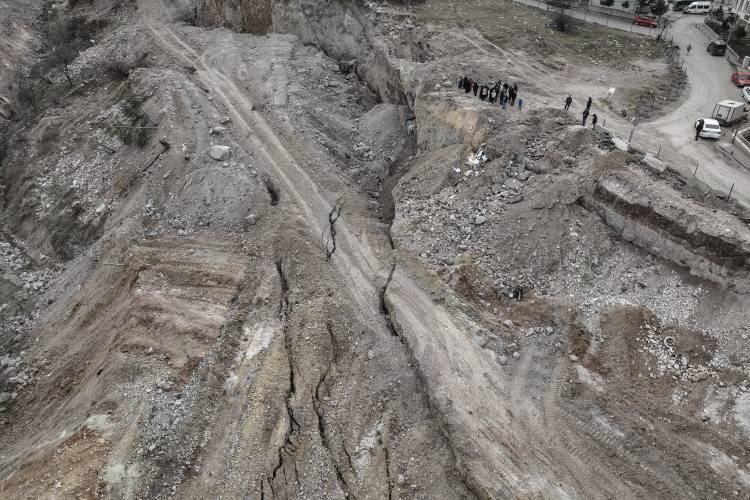 <p>Risk altında olduklarını öne süren mahalle sakinleri, yetkililerden alanda yapılan çalışmaların bir an önce bitirilmesini talep ediyor.</p>
<p> </p>