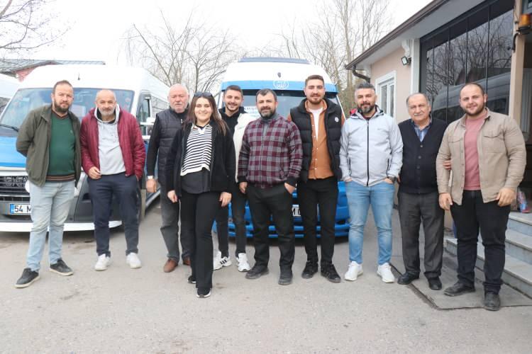 <p><span style="color:#B22222"><strong>"BİR KADIN İSTEDİĞİ ZAMAN HER ŞEYİ YAPABİLİR"</strong></span></p>
<p>Şoförlük mesleğini tüm kadınlar tarafından yapılabileceğini belirten Alemdar, <strong>"Mesleğimin sevmediğim bir yönü yok. Sevdiğim yönleri ise sürekli insanların içinde ve insanlarla iletişim halinde olmak. Neticede yolcuya hizmet yapıyoruz. Bu durum beni çok mutlu ediyor İnsanların mutlu olması beni daha da çok mutlu ediyor. Kadın yolcular arabaya bindiğinde daha önyargılı değil de daha mutlu ve güvende hissederek bindiğini görüyorum. Bu da beni daha çok mutlu ediyor. Bir kadın istediği zaman her şeyi yapabilir. Tabi şaşıranlar veya tepki gösterenler oluyor. Bir kadının dolmuşta çalışması alışılmışın dışında olan bir durum garip karşılanabiliyor ama biz istedikten sonra yapamayacağımız hiçbir şey yok. Ben şu an yanımda bayan bir şoför arkadaşım olsun isterim. Ben kadınlara önyargılı yaklaşılmamasını istiyorum. Kadınlar istediği zaman, istediği her şeyi yapabilirler. İnanmak başarmanın yarısıdır. Bizde hep beraber başaracağız. Ben yapabilir miyim diye düşünmesinler, yapabilirler. Ben de ilk başta yapabilir miyim diye düşündüm. Ama sonrasında yapılabileceğini gördüm. Kadınlarımız korkuyor, cesaret edemiyorlar ama cesaret edemeyecek hiçbir durum yok"</strong> diye konuştu.</p>