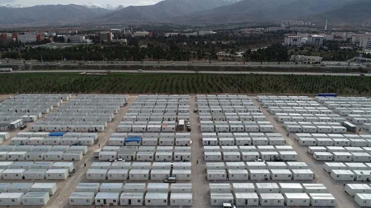 <p>Eşi benzeri görülmeyen felaket, bir ulusu devletiyle birlikte harekete geçirdi. Kara, hava ve denizden yardım koridorları oluşturuldu. Ulaşılamayan köylere helikopterlerle yardım gitti. Afetzedeler için depremin hemen ardından geçici barınma alanları oluşturuldu. 350 çadır kentte, 645 bin çadır 2,5 milyon kişiye yuva oldu.</p>
