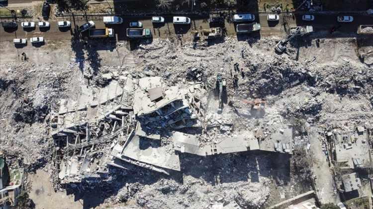 <p><strong>İSİAS OTEL</strong></p>

<p>Adıyaman'daki İsias Oteli, sembol davalardan biriydi.KKTC'den gelen voleybolcuların da aralarında olduğu 72 kişi hayatını kaybetti.</p>

<p>Bilirkişi raporunda tüm sanıklar kusurlu bulundu.</p>

<p>Raporda, zemin etüdü yapılmadığı, beton kalitesinin yetersiz olduğu vurgulanırken deprem yönetmeliğine uyulsaydı yapının yıkılmayacağı belirtildi.Üstelik projeye aykırı olarak kaçak kat çıkılmıştı.</p>

<p>Otel sahibi ve mimar, 18 yıl 5 ay hapis cezası aldı. Otel sahibinin oğlu 17 yıla, iki sanık ise 8 yıl 4'er aya mahkum oldu. 16 yıl ceza alan bir sanık için ise yakalama kararı çıkarıldı.</p>
