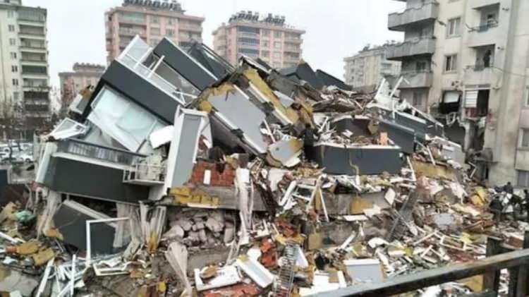 <p>Kahramanmaraş'taki Ezgi Apartmanı da çok tartışıldı.</p>

<p>35 kişinin öldüğü apartmanda,, zemin kattaki pastanede kolonların kesildiği öne sürüldü. Soruşturma sürecindeki bilirkişi raporları da bu yöndeydi. Ancak dava dosyasına eklenen son bilirkişi raporunda <em><strong>"kesilen kolonların binanın yıkılmasında etkisi yok"</strong></em> denildi. Tespit, tepki çekti.</p>

<p>Ara kararını açıklayan mahkeme, son raporu kabul etmedi.</p>

<p>Yeni bilirkişi raporu talep edildi.</p>

<p>Firari işletmeciler Sami Kervancıoğlu ve Mustafa Pekel ile tutuklu iç mekan tasarımcısı Ertan Danacı hakkında 876 yıl 6’şar aya kadar hapis cezası isteniyor.</p>

<p>Müteahhit ile fenni mesul ise 22 buçuk yılla yargılanıyor. Ezgi Apartmanı ile ilgili 7 belediye personeline de dava açıldı. İnşaat ve tadilat süreciyle bağlantısı olduğu belirtilen sanıklar için 15 yıla kadar hapis istendi.</p>
