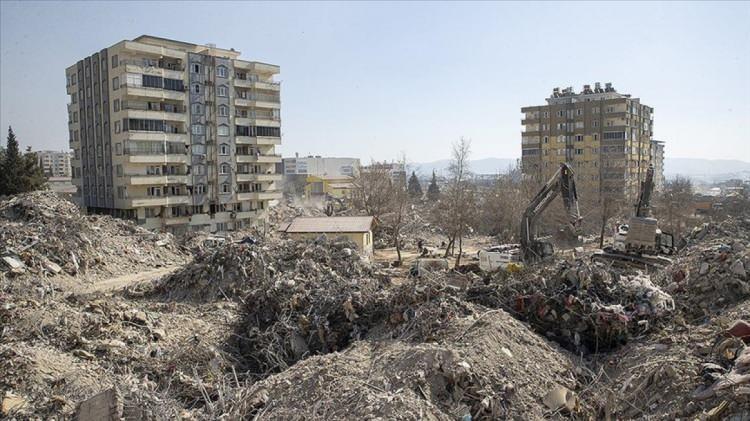 <p>Kahramanmaraş'taki Ebrar Sitesi, en fazla can kaybının olduğu yerlerden biriydi. 22 bloktan 18'i depremin ilk saniyelerinde yıkıldı. Bin 400 kişi yaşamını yitirdi.</p>

<p>Burada da zemin etüdü yoktu. İnşaat, yönetmeliğe uygun yapılmamıştı. Katlardaki birçok kolon, gereken şartları sağlamıyordu. Yeterli denetim ve mühendislik hizmeti de alınmamıştı. Bu hizmetlerin alınmaması, yıkımın ana nedeni olarak değerlendirildi.</p>

<p>Rapor, dava sürecine yön verdi. Sitedeki Güvenç Apartmanı ile ilgili karar açıklandı. Müteahhit Ahmet Kara, 17 yıl 6 aya mahkum oldu.</p>

<p>Sitenin kurucusu Tevfik Tepebaşı, binayı yapan kooperatifin başkanı Atilla Öz ve Tepebaşı'nın damadı Ahmet Doğan tutuklu bulunuyor.</p>

<p>Tevfik Tepebaşı hakkında 22 yıla kadar hapis isteniyor.</p>
