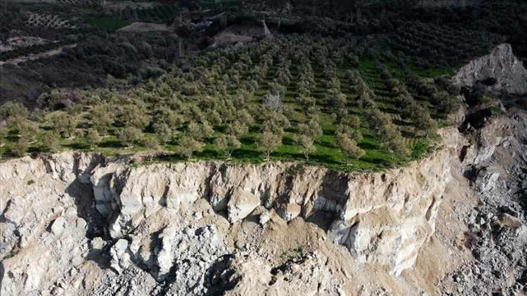 <p>Almanya'nın Göttingen Üniversitesi tarafından desteklenen uluslararası bir araştırma ekibi, Zagros Dağları'nın uyguladığı baskı etkisiyle Dünya yüzeyinin son 20 milyon yılda ne kadar büküldüğünü araştırdı.</p>
