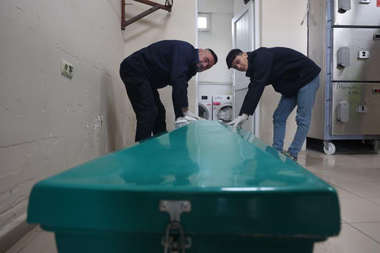 <p>Kahramanmaraş merkezli depremlerde Hatay'da büyük bir yıkım yaşanmış ve yaklaşık 25 bin insan vefat etmişti. Meslek grupları içerisinde en zor mesleklerden olan gassallar, asrın felaketinde hayatlarının en zor günlerini geçirmişlerdi. <strong>Hatay Büyükşehir Belediyesi Mezarlıklar Daire Başkanlığı'nda görevli gassallar asrın felaketinde yaşadıkları zorlu süreci anlattı.</strong></p>