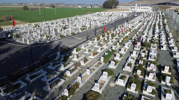 <p><strong>"BİZİM MESLEĞİMİZİN EN ZOR GÜNÜ 6 ŞUBAT GECESİYDİ"</strong></p>
<p>Gassallık mesleği için en zor günlerden birinin 6 Şubat günü olduğunu ifade eden gassal Mevlüt Kısacık, <strong>"Gassallık mesleği dışarıdan göründüğü kadar kolay bir meslek değil. Bu yerde farklı cenazeler ve cenaze yakınlarının acılarını görüyorsun. Bizim meslek için en zor günü 6 Şubat gecesiydi. O gün bizim mesleğimiz daha da zorlaştı. Normal günlerde cenazeyi en ince ayrıntısına kadar her şeyini yapabilirken o gün mahşer gününde kendi işimizi yapmakta zorlandık. Biz elimizden gelenin fazlasını yapmak istedik ama sadece teyemmüm aldırıp kefenleyip o şekilde cenazeleri defin ettik." </strong>şeklinde konuştu.</p>