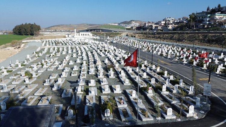 <p>Asrın felaketinin yıl dönümü için kentte bulunan bütün mezarlıklarda titizlikle çalışmaların yapıldığını ifade eden Hatay Büyükşehir Belediyesi Mezarlıklar Daire Başkanı Mustafa Şener, <strong>"Asrın felaketi olan depremde ben ailemden 16 kişiyi kaybettim. O günde bugüne kadar devamlı deprem şehitlerini anıyoruz ve ikinci yıl dönümünü yaşayacağız. 6 Şubattan itibaren devamlı deprem şehitliğimizde çalışmalar yaptık. Deprem mezarlığımızda çalışmalar yaptık. Deprem şehitlerimizin yakınlarına devamlı ikramlarda bulunması, Kur'an-ı Kerim okutulması ve bir cami inşa ettiğimiz çalışmalarımız oldu."</strong> ifadelerini kullandı. </p>
