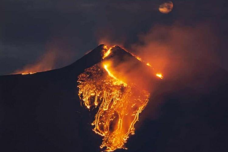 <p>ETNA YANARDAĞI HAKKINDA</p>

<p><br />
Yunanistanda volkanik aktivite<br />
Yunanistan'da volkanik aktivite<br />
Etna Yanardağı, Sicilya'nın doğu kıyısında, Messina ve Katanya'ya yakın aktif yanardağ. </p>
