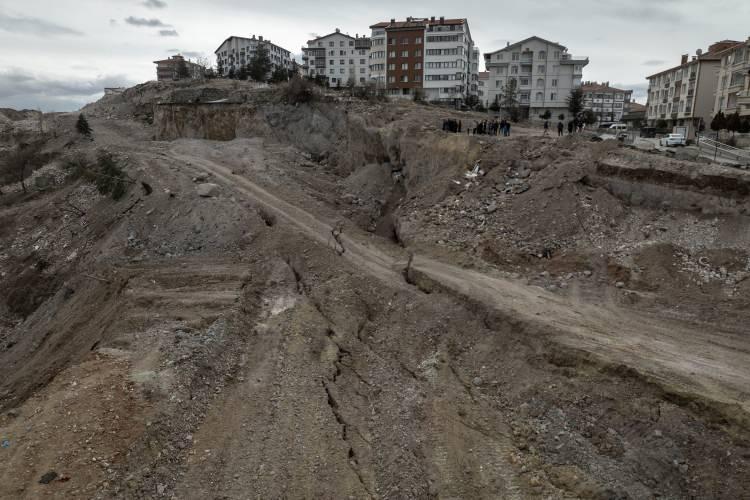 <p><strong>"EVLERİMİZDE GÜVENLE OTURMAK İSTİYORUZ"</strong></p>
<p>Mahalle sakinlerinden Esra Karabacak, bölgede hala heyelanların sürdüğünü anlatarak, "<strong>12 bina heyelan yüzünden risk altında. Karşı bölgede bir çalışma yapılıyor ancak çatlaklar ve yarıklar burada devam ediyor. Bir an önce bu sıkıntımızın giderilmesini ve çalışmaların daha da hızlanarak ve bilinçli şekilde yapılmasını istiyoruz. Evlerimizde güvenle oturmak istiyoruz.</strong>" dedi.</p>
<p> </p>