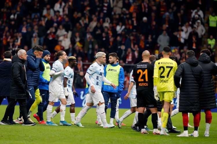 <p>Adana Demirspor'un soyunma odasında olduğu anlarda Galatasaray'ın yedek futbolcuları kondisyon çalışması gerçekleştirdi. Bu sırada müsabakaya ilk 11'de başlayan sarı-kırmızılı futbolcu tribünleri dolaşarak kutlama yaptı.</p>
