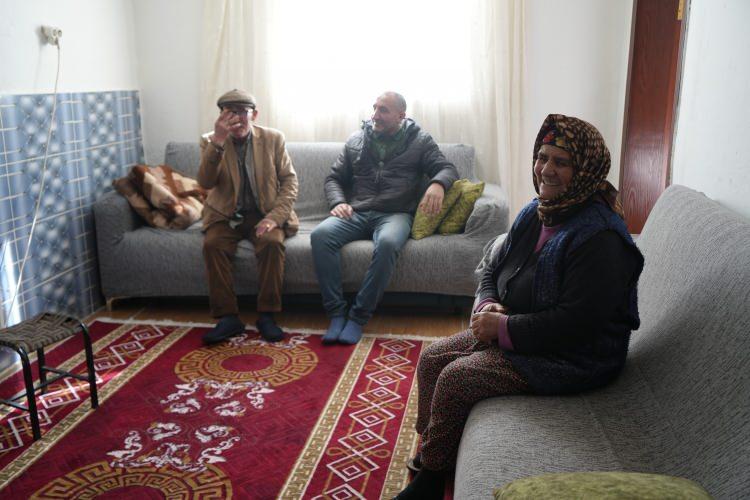 <p><span style="color:#800000"><strong>"DEVLETİMİZ BİZİ BU BATAKLIK VE FAY HATTI ÜZERİNDEN KURTARSIN"</strong></span></p>

<p>Konutlarının bataklıkta ve fay hattı üzerine kurulduğunu söyleyen Şükrü Eroğlu ise <strong>"1966 yılında köyümüzde şiddetli bir deprem oldu. Köyümüz alt üst oldu, evlerimiz yıkıldı. Depremden sonra bize konutlar yapıldı. Konutlarımız yine aynı bölgeye bataklık ve fay hattı üzerine kuruldu. Devletimizden bir isteğimiz var. Bizi buradan çıkarsınlar ve başka bir yere yeni bir köy kursunlar. Binalarımız hep çatlamış. Devletimiz bizi bu bataklıktan ve fay hattı üzerinden kurtarsın. Her deprem olduğunda binalarımızın duvarları çatlıyor. İçeri girmekten korkuyoruz."</strong> şeklinde konuştu.</p>
