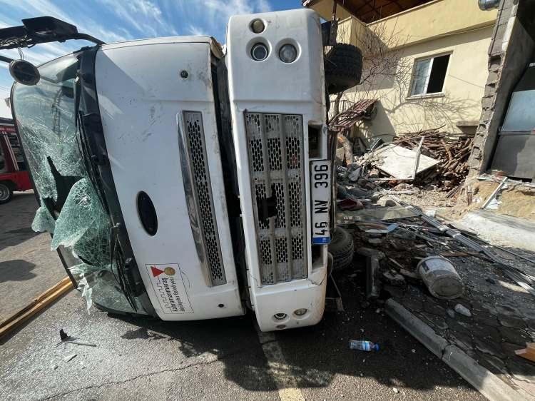 <p>İhbar üzerine bölgeye, sağlık, itfaiye ve polis ekibi sevk edildi. Ambulanslarla çevre hastanelere kaldırılan yaralıların sağlık durumlarının iyi olduğu belirtildi.</p>

<p> </p>
