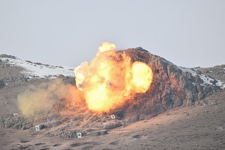 <p>Milli Savunma Bakanlığı, Genelkurmay Başkanlığı, Kara Kuvvetleri Komutanlığı, Deniz Kuvvetleri Komutanlığı, Hava Kuvvetleri Komutanlığı ve Özel Kuvvetler Komutanlığı, sivil kamu kurum ve kuruluşlarıyla Türkiye'den 12 bin, ABD, Azerbaycan, Bahreyn, Bangladeş, İngiltere, Bosna Hersek, Fransa, Gürcistan, İtalya, Kazakistan, Kosova, Kuzey Makedonya, Moğolistan, Pakistan, Bulgaristan, Libya, Nijer, Tacikistan ve Ürdün'den 199 olmak üzere toplam 12 bin 199 personel tatbikata katıldı.</p>
