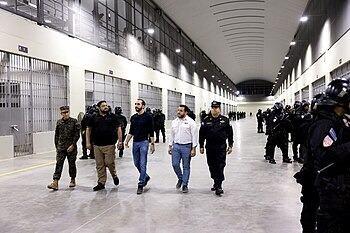 <p>CECOT, yalnızca bir hapishane değil, El Salvador’un sert suç politikalarının bir simgesi haline gelmiş durumda. Ancak, bu sert disiplin yöntemlerinin ne kadar sürdürülebilir olduğu uluslararası camiada tartışılmaya devam edecek.</p>