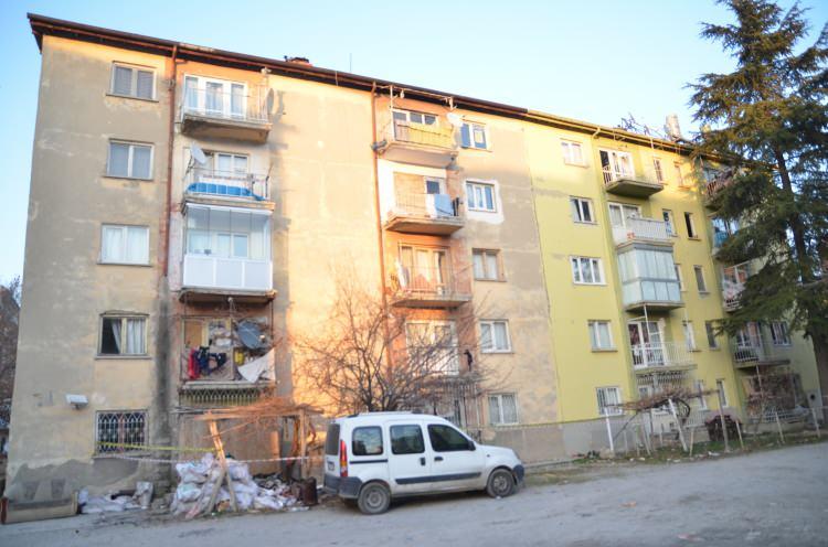 <div>Aydınlıkevler Mahallesi Maun Sokak'ta bulunan Derya Sitesi D1 ve D2 blokların, binalarda çatlaklar oluşması nedeniyle boşaltılmasına karar verildi.</div>

<div> </div>

<div> </div>
