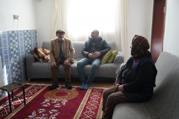<p>Depremi en acı şekilde yaşayan Hasan Arslan, deprem korkusunu atamadıklarını ifade ederek, <strong>"1946 yılında Varto'nun Acarken köyünde</strong><strong> dünyaya geldim. 1966 yılında depremi yaşadım. Çok şiddetli bir yıkım yaşadık, çok ölümüz oldu. Yakınlarımızı ancak bir hafta sonra enkaz altından çıkarabildik. 1974 yılında konutlarımız inşa edildi. Konutların inşaatında çalıştım. Korkuyoruz aynı depremi yaşamaktan. Gece uyuyamıyorum. Bize bir çare bulsunlar aynı acıları yaşamak istemiyoruz."</strong> dedi.</p>
