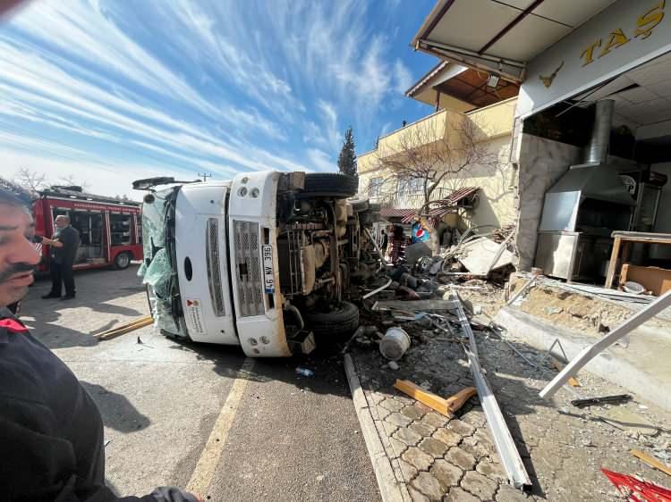 <p>Ancak kamyon, otobüse çarpıp devrildi. Kazada, sürücülerin yanı sıra 2 yaya ve otobüsteki 7 yolcu yaralandı.</p>
