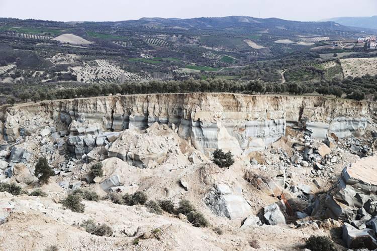 <p>Uluslararası bir araştırma ekibi Türkiye'nin altında devasa bir çatlak keşfetti: Çatlak ülkenin güneydoğusundan İran'ın kuzeybatısına doğru uzanıyor. Çatlak, Dünya'nın derinliklerinde meydana gelen tektonik süreçlerin bir sonucu.</p>
