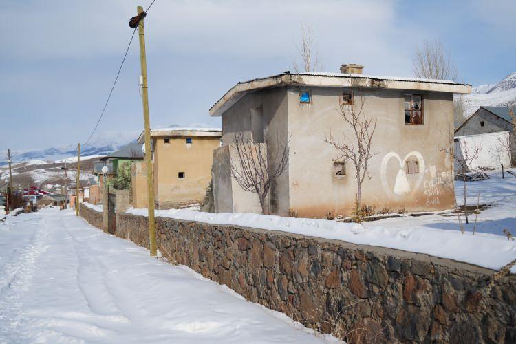 <p>"EVLERİN ALTINDAN SU ÇIKIYOR"</p>

<p>Eroğlu, <strong>"Deprem olduğunda ben dışarıdaydım. Köyün içinden dumanlar yükseldi. Köye doğru geldim kaynanam kapıdaydı, evin içine girmem izin vermedi. Akrabalarım depremde enkaz altında kaldı. Nereye gideceğimizi ne yapacağımızı bilmiyorduk. Köyümüz yıkıldı. Çok kişi enkaz altında kaldı. O dönemde yapılan deprem konutları bataklık ve fay hattı üzerine inşa edildi. Evlerin altında su çıkıyor. Bu evlerde oturmaktan korkuyoruz. Devlet bize yardım etsin. Çocuklarımız korkudan bizim yanımıza gelmiyor başka bir yerde kalıyorlar."</strong> ifadelerini kullandı.</p>

