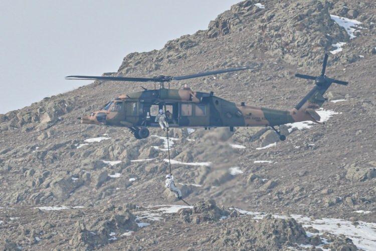 <p>Helikopterlerle senaryo gereği düşman hedeflerine inen özel kuvvetler, mağaraları imha ederek başarılı şekilde operasyonlarını tamamladı.</p>

<p>Özel kuvvetler timine Atak helikopterleri ile destek sağlandı.</p>
