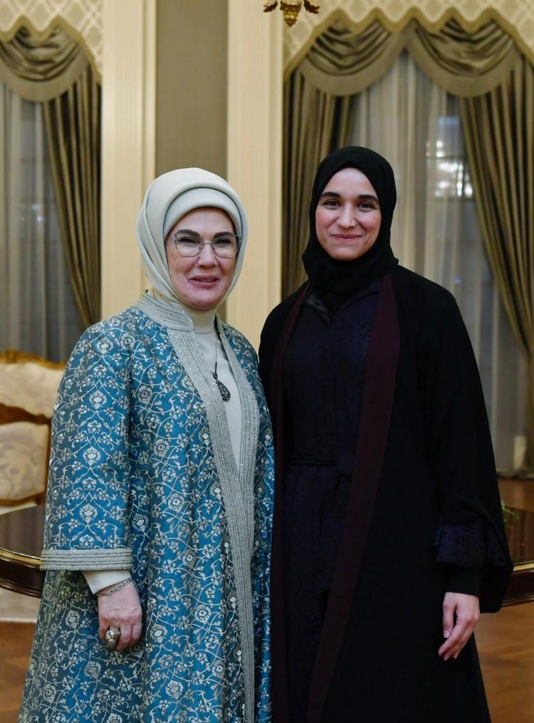 <p><span style="color:#0000CD"><strong>Cumhurbaşkanı Recep Tayyip Erdoğan'ın eşi Emine Erdoğan, 4 Şubat'ta Suriye Cumhurbaşkanı Ahmed Şara'nın eşi Latife El Durubi ile bir araya geldi. Cumhurbaşkanlığı Külliyesi'ndeki Devlet Konukevi'nde gerçekleşen görüşmede, Emine Erdoğan ve El Durubi, insani yardımlar, toplumsal dayanışma, kadınların güçlendirilmesi ve eğitimin rolü gibi konularda görüşme sağladı.</strong></span></p>
