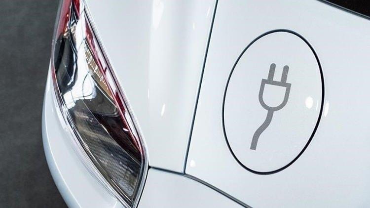 <p>Elektrikli otomobil satışlarında ise tüketici tarafına talep artarak devam ediyor. Sektörün önemli data şirketlerinden Jato’nun yayınladığı 2024 raporuna göre; 12 milyondan fazla binek aracın satıldığı 28 ülkeyi kapsayan AB pazarında, elektrikli otomobil satışları ise 2 milyon barajına yaklaşmış durumda.</p>
<p> </p>