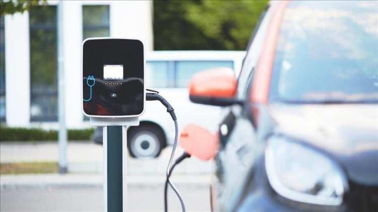 <p>2020 yılında tanıtılan ve 2021 yılında Avrupa’da yılın otomobili seçilen Volkswagen ID.4 ise 2023 yılında üçüncü sırada yer aldığı listede yüzde 24’lük oranda büyük bir satış kaybı yaşayarak beşinci sıraya gerilemiş durumda. </p>