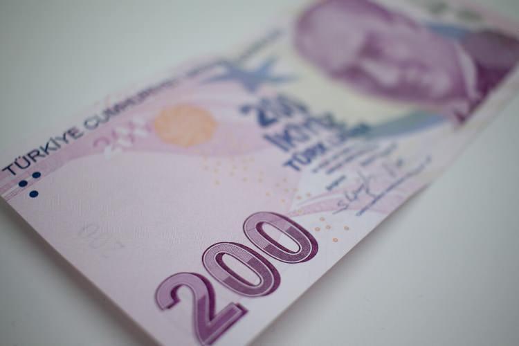 <p>Ekonomim'de yer alan habere göre; bankacılık ücretleri işlem yapıldığı yere göre farklılık gösteriyor. 7 gün 24 saat para transferi sağlayan Fast’ta günlük limit 100 bin lira oldu. En düşük Fast ücreti ise vergiler dahil 6.39 lira. Daha önce 4.66 liraydı. Fast’ta hafta sonu ve hafta içi ücreti aynı.</p>
<p> </p>