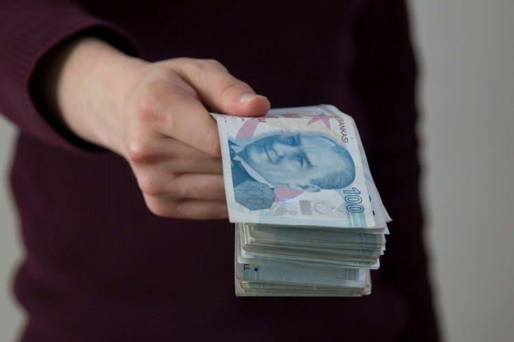 <p>Nakit çekim gecikme faizi de yüzde 5.30 ve vergilerle yüzde 6.4’e yükseliyor. Faiz maliyetinin yanında bir de nakit avansın çekildiği mecraya göre yüzdelik komisyon ödeniyor. </p>