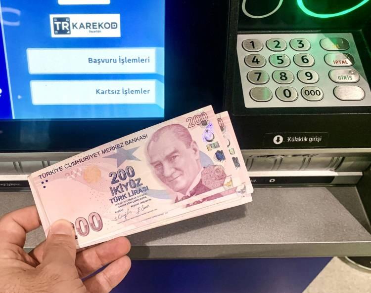 <p>Çünkü faturanın kartla ödendiği tarihten ekstrenin son ödeme tarihine kadar aylık nakit avans çekim faizi (akdi faiz) uygulanıyor. O da şu anda yüzde 5. BSMV ve KKDF vergileriyle bu oran yüzde 6’yı aşıyor.</p>

<p> </p>
