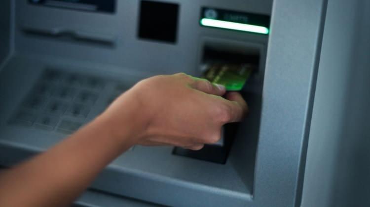 <p>Ortak ATM’lerden para yatırmada 1.04 lira + azami yatırılan tutarın yüzde 1.15’i komisyon alınır.</p>

<p>MKK hesap açma ücreti 10 lira.</p>

<p>Posta yoluyla aylık hesap özeti 29 lira.</p>

<p> </p>
