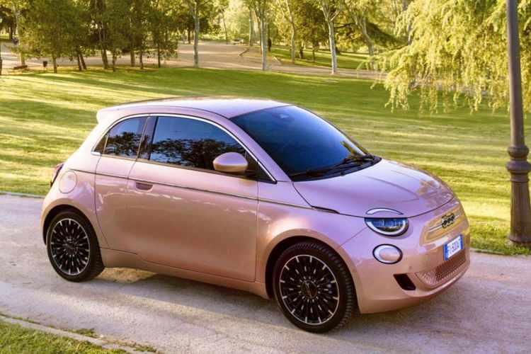 <p>Bu hafta düzenlenen basın lansmanıyla tanıtılan Fiat Grande Panda’nın ise haziran ayında Türkiye’de satışa sunulması planlanıyor. Hem benzinli hibrit hem de full elektrikli seçenekleriyle pazara sunulacak Grande Panda’nın, özellikle fiyat konusunda oldukça rekabetçi olması bekleniyor. 2025 yılında B segmentinde yaşanan rekabet, diğer markalardan gelecek modellerle daha da artacak.</p>