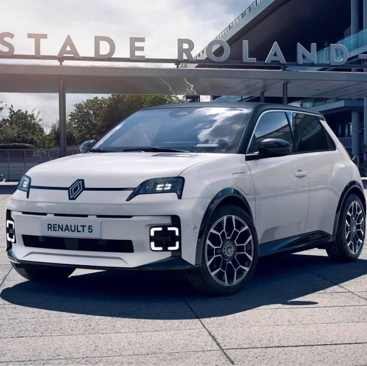 <p><span style="color:#B22222"><strong>RENAULT 5 E-TECH </strong></span></p>
<p><em><strong>Fransız üretici, zamanında büyük beğeni toplayan ve bir neslin âdeta gençliğine damga vuran R5 modelini tekrar yollara çıkardı. Retro tasarımının yanı sıra %100 elektrikli motoruyla ön plana çıkıyor. Tam şarjla şehir trafiğinde 400 km’yi zorlayan yeni Renault 5 E-Tech ayrıca “Yılın otomobili” ödülüne de imza atmış durumda…</strong></em></p>