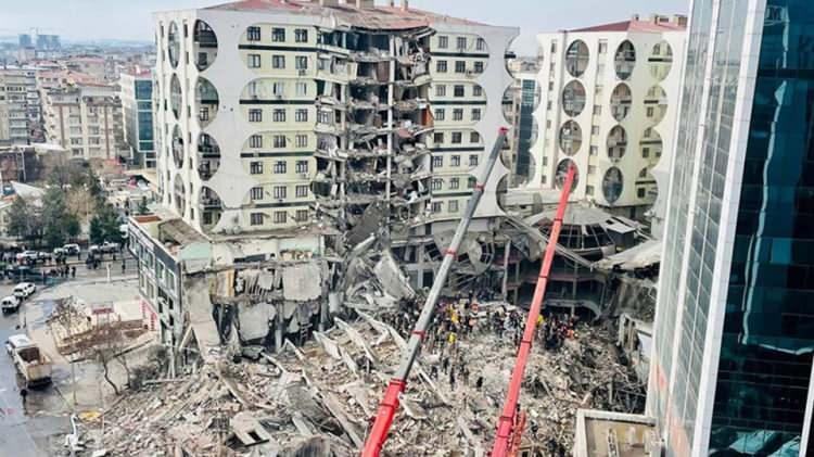 <p>Diyarbakır'da 89 kişinin öldüğü Galeria Sitesi'nde de ihmaller zinciri vardı.</p>

<p>3 müteahhit ve inşaat mühendisi, 17 yıl 6'şar ay hapis cezasına çarptırıldı.</p>

<p>Gerekçeli karara göre bina, projelere aykırı inşa edildi, Zeminin zayıf olduğu bilinmesine rağmen ek önlem alınmadı.</p>

<p>Malzeme ve yapı denetimindeki yetersizlikler ile işçilik hataları yıkım getirdi.</p>
