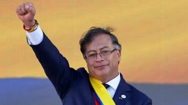 <p><strong><span style="color:#B22222">GUSTAVO PETRO</span> | 6 ÇOCUK </strong>| 3 erkek 3 kız</p>
<p> </p>
<p>Kolombiya Başkanı</p>