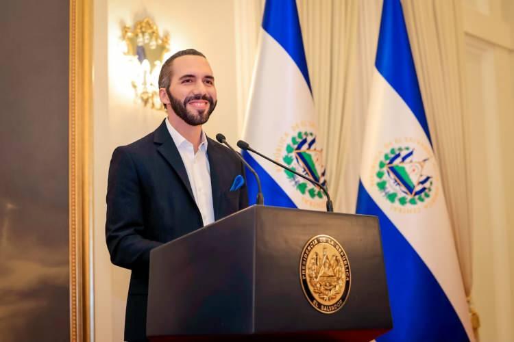 <p><strong><span style="color:#B22222">NAYIB BUKELE </span> | 2 KIZ</strong></p>
<p> </p>
<p>El Salvador Başkanı</p>