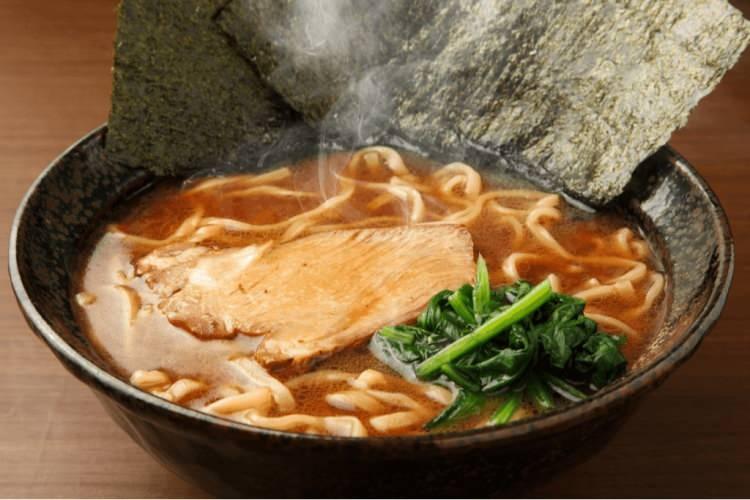 <p><span style="color:#B22222"><strong>5. Yokohama ramen (Yokohama-Style Ramen) / Japonya </strong></span></p>

<p>Yokohama tarzı ramen, Yokohama bölgesinden gelen ve 1974'e dayanan bir Japon ramen türüdür.</p>

<p> </p>
