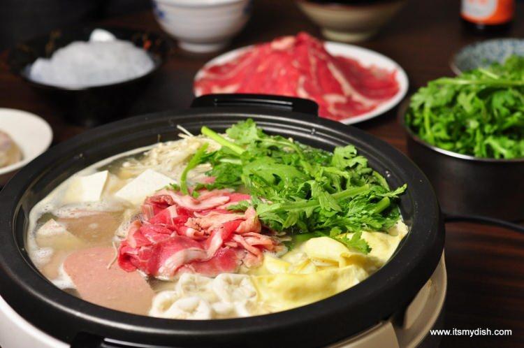 <p><span style="color:#B22222"><strong>6. Taiwanese Hot Pot / Tayvan |</strong></span></p>

<p>Özellikle soğuk ve yağmurlu günlerde yenir. Belirli bir tarifi yoktur ancak bir tencere et suyu ve içinde pişirilen çeşitli malzemelerden oluşur, ardından tüketilmeden önce eşlik eden sosa batırılır.</p>

<p> </p>
